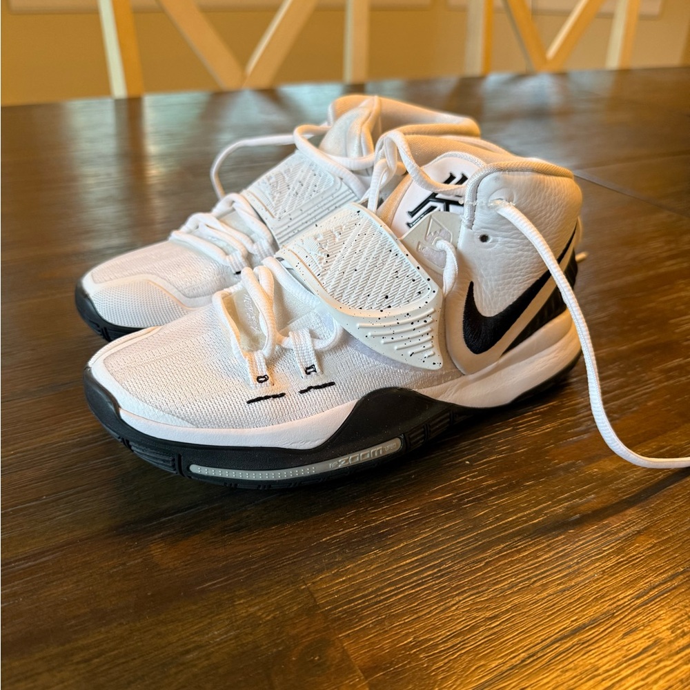 Nike Kids White and Black Kyrie Oreo size 4.5